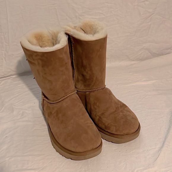 UGG Shoes - UGG Bailey Bow Womens Sheepskin Chestnut Classic Short Boots Size 10 Like New